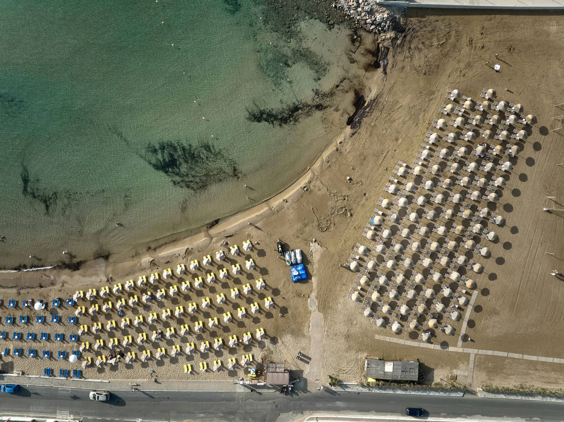 Η οργανωμένη αμμώδης παραλία των Γουβών από ψηλά, λίγα λεπτά με τα πόδια από το Volta