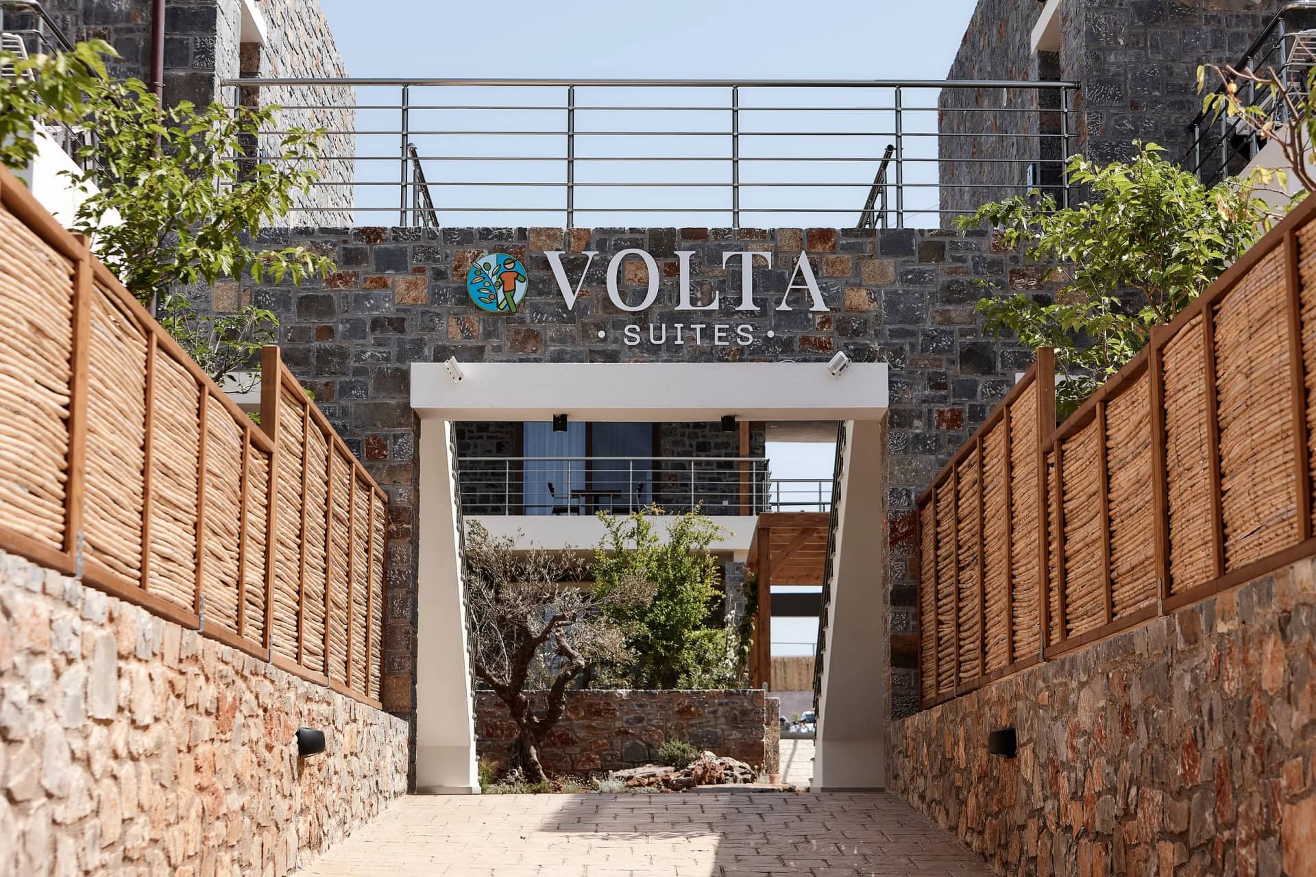Η πετρόχτιστη είσοδος του Volta Suites and Villas στις Κάτω Γούβες