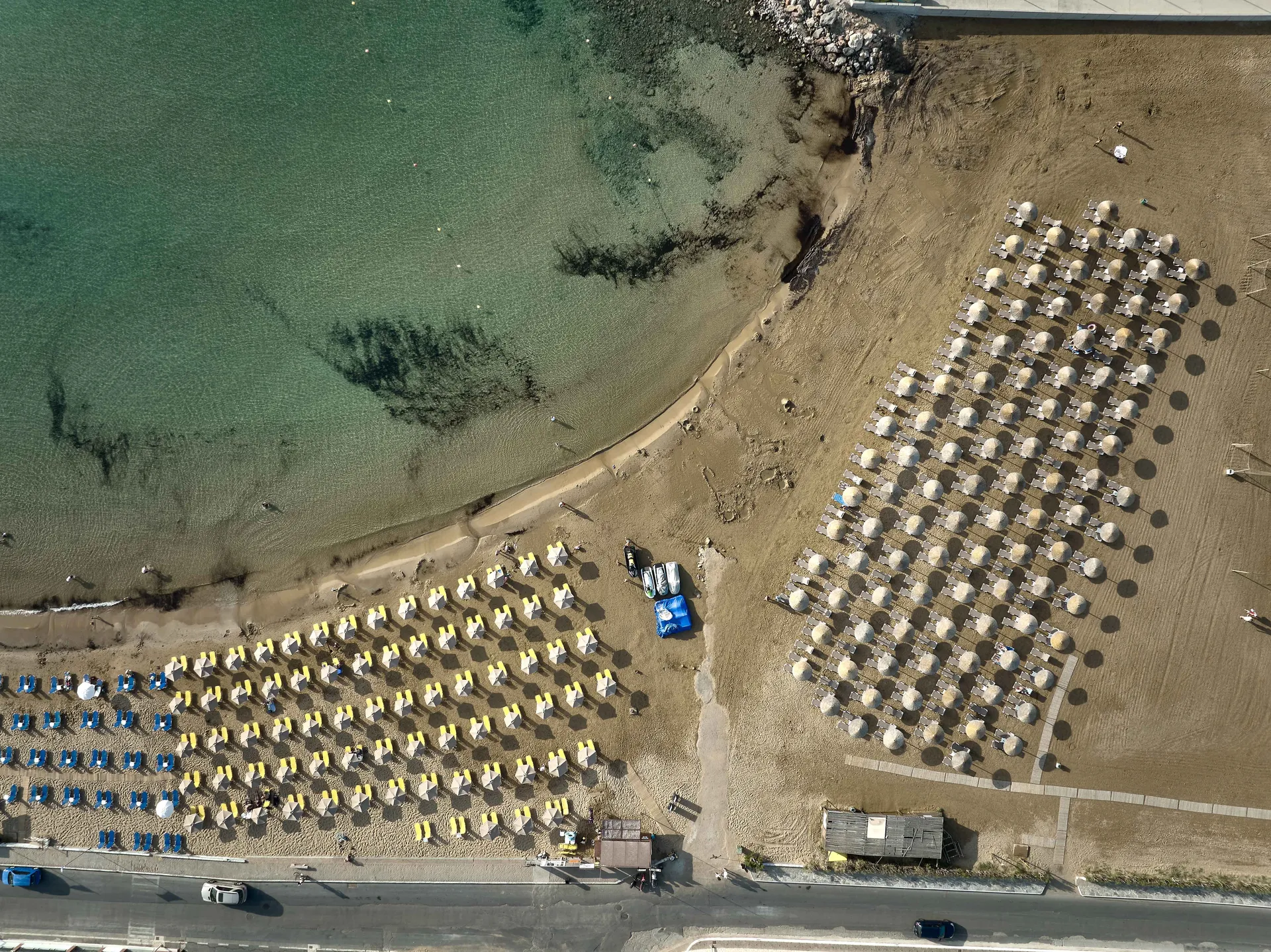 Η οργανωμένη αμμώδης παραλία των Γουβών από ψηλά, λίγα λεπτά με τα πόδια από το Volta