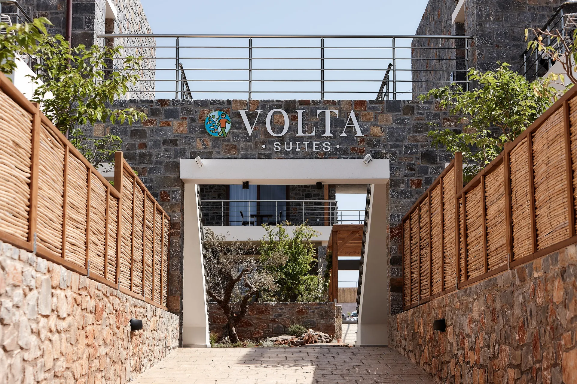 Η πετρόχτιστη είσοδος του Volta Suites and Villas στις Κάτω Γούβες